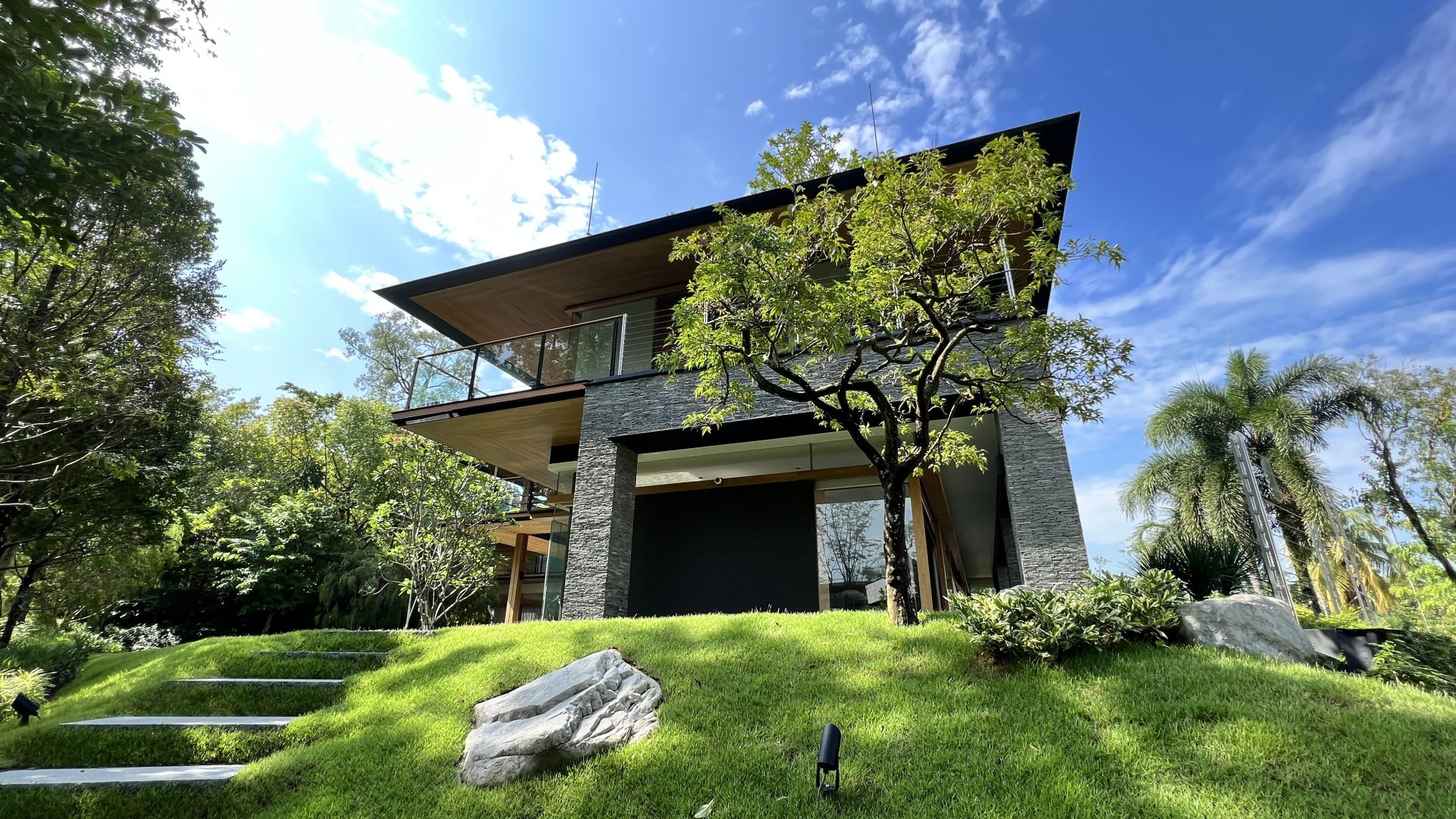 Farrer Road bungalow by Guz Architects, entrance